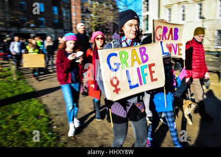 Demonstranten tragen Plakate in Bristol an einer Demonstration der Frauenrechte im Zuge des Wahlergebnisses US zu fördern. Stockfoto