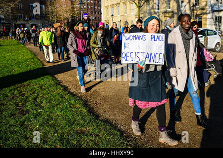 Demonstranten tragen Plakate in Bristol an einer Demonstration der Frauenrechte im Zuge des Wahlergebnisses US zu fördern. Stockfoto