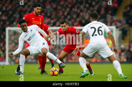 Swansea City Leroy Fer (links) Liverpool Philippe Coutinho (Mitte) und Swansea City Kyle Naughton Kampf um den Ball während der Premier-League-Spiel an der Anfield Road, Liverpool. Stockfoto