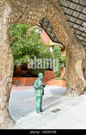 BARCELONA, Spanien - 11. September 2010: Eine Statue des eine Welt berühmten katalanischen Architekten Antoni Gaudí neben eine seiner Kreationen - Miralles Zaun. Stockfoto