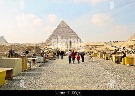 Gizeh, Ägypten - 16. Dezember 2011 - Einheimische verkaufen Souvenirs an Touristen vor Sphinx und Pyramiden. Stockfoto