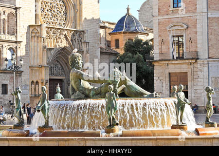 VALENCIA, Spanien - 12. April 2013: Eine der touristischen Sehenswürdigkeiten von Valencia - Turia Brunnen auf der Plaza De La Virgen vor Metropolitan Kathedrale-Bas Stockfoto