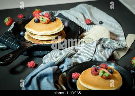 Pfannkuchen Sie mit frischen Obst und Beeren-Stack auf Pfanne Fot Frühstück Bäckerei, selektiven Fokus. Stockfoto