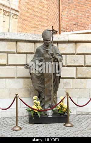 Krakau, Polen - 5. September 2013: Statue von Papst Johannes Paul II (Karol Józef Wojtyla) im Wawel-Schloss Wawel Kathedrale. Stockfoto