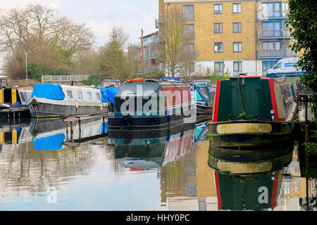 Lastkähne vertäut am Kanal in Hertford, England Stockfoto