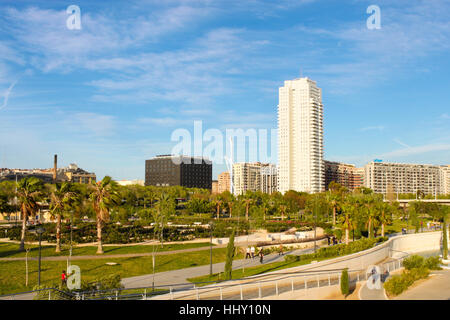 VALENCIA, Spanien - 11. April 2013: Turia-Gärten (Jardin del Turia) und Wohngebiet im Bezirk Camins al Grau in Valencia, Spanien. Stockfoto