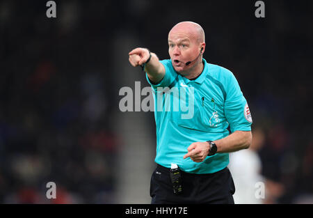 Schiedsrichter-Lee Mason Gesten während der Premier-League-Spiel im Stadion Vitalität, Bournemouth. Stockfoto