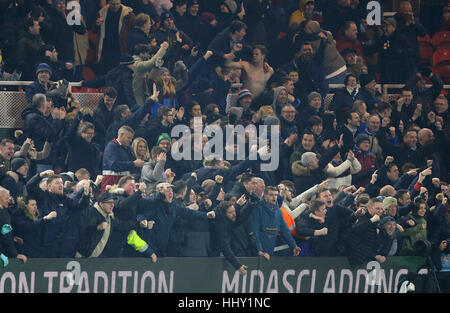 West Ham United Fans feiern ihre Seite dritte Tor in der Premier-League-Spiel im Riverside Stadium Middlesbrough. Stockfoto