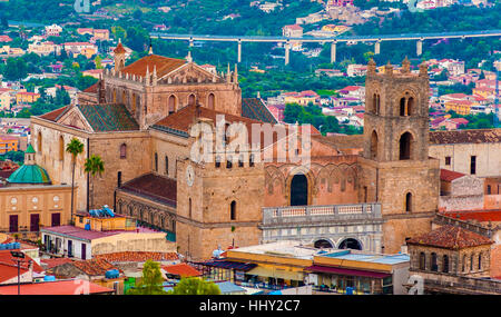 Die Monreale Kathedrale gesehen aus den Bergen, die die Stadt umgeben. Palermo. Italien Stockfoto