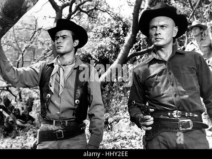 DIE herrlichen sieben 1960 Mirsch Unternehmensfilm mit Yul Brynner rechts und Horst Buchholtz Stockfoto