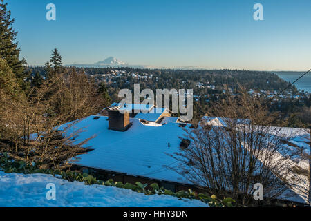 Ein Blick auf Mount Rainier im Januar von Burien, Washington. Stockfoto