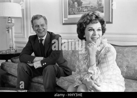 Joseph Cotton und Patricia Medina, zu Hause, 1969 Stockfoto