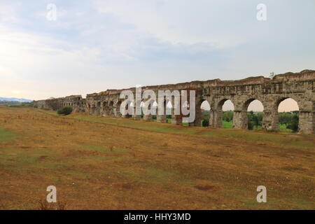 Der Aqua Claudia in der Parco Degli Acquedotti, Rom, Italien Stockfoto