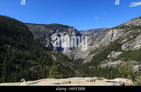 Blick nach Westen ins Yosemite Valley vom Rand des Nevada Falls, Yosemite-Nationalpark, Kalifornien. Stockfoto