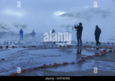 Sprudelnde, dampfende Geysire in del Tatio Geysire, Atacama-Wüste, Chile Norte Grande Stockfoto