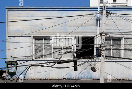 Ein Gewirr von elektrischen und Telefonleitungen auf Avenida Baquedano, Iquique, Chile Stockfoto