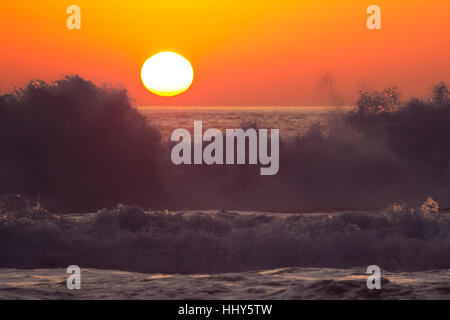 Sonnenuntergang am romantischen Llandudno Beach in Kapstadt, Südafrika Stockfoto