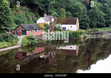 Blick vom Anbiegen Brücke von Durham School Boat Club House und die alte Mühle-Haus spiegelt sich in den Fluss Wear, Durham, England. Stockfoto