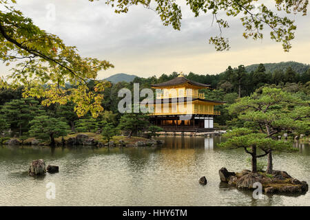 Kinkaku-Ji, offiziell benannt Rokuon-Ji, ist ein Zen-buddhistischen Tempel in Kyoto, Japan. Es ist eines der bekanntesten Gebäude in Japan Stockfoto