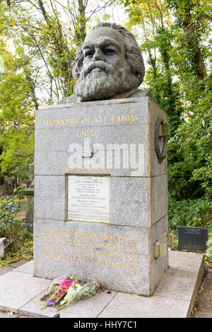 Karl Marx Grabstein in Highgate Cemetery in London, England, UK Stockfoto
