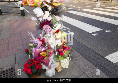 Blumenstrauss ließ an der Stelle, wo ein Teenager, in einer Straße Verkehr Unfall, London, England, UK getötet wurde Stockfoto