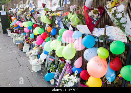 Temporäre Straßenrand Memorial, wo ein Jugendlicher an einem Verkehrsunfall, London, England, UK getötet wurde, Stockfoto