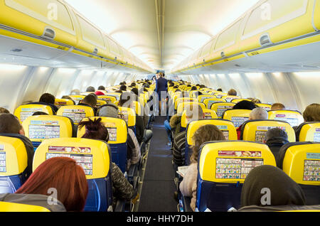 Innere des Ryanair Cabin im Flug Stockfoto