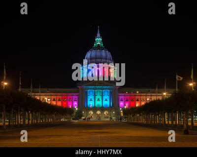 San Francisco City Hall für die 2016-Pride-Parade in stolz Farben beleuchtet Stockfoto