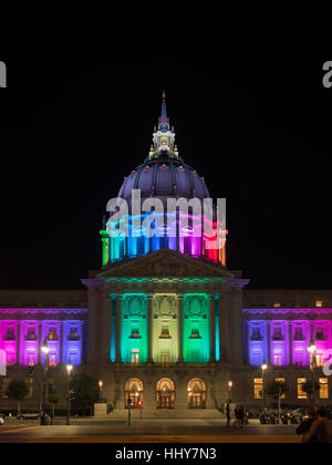 San Francisco City Hall für die 2016-Pride-Parade in stolz Farben beleuchtet Stockfoto