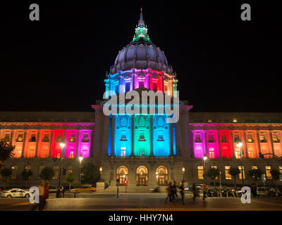 San Francisco City Hall für die 2016-Pride-Parade in stolz Farben beleuchtet Stockfoto