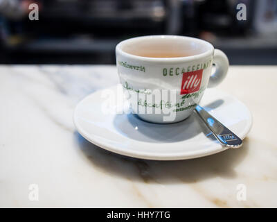 Illy Kaffee Shop in Gae Aulenti Piazza. Requalifizierung der Porta Garibaldi Bereich in Mailand. Stockfoto