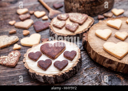 Leckere Cookies in Herzform gebacken mit Liebe auf hölzernen Hintergrund Stockfoto