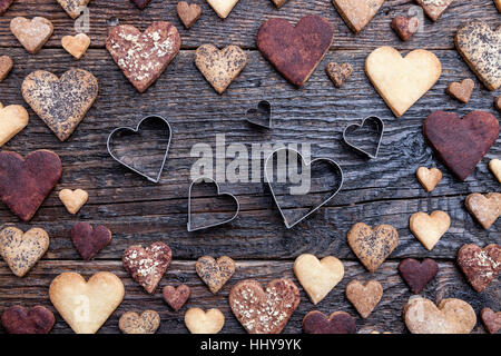 Leckere Cookies in Herzform gebacken mit Liebe auf hölzernen Hintergrund Stockfoto