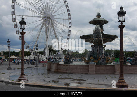 Brunnen der Flüsse und das Riesenrad, bekannt als das Roue de Paris in der Place De La Concorde in Paris, Frankreich. Die französischen Architekten Jacques Ignace Hittorff Ströme-Brunnen wurde im Jahre 1840 abgeschlossen. Der 70 Meter hohen Riesenrad war im November 2015 nur für zehn Monate auf dem Platz installiert, aber wurde nicht rechtzeitig deinstalliert. Stockfoto