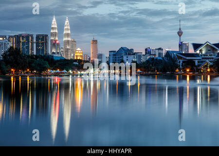 Die Skyline von Kuala Lumpur in der Abenddämmerung. Stockfoto