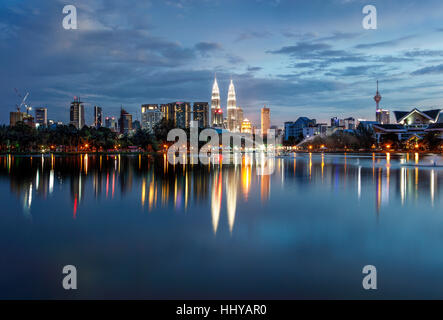 Die Skyline von Kuala Lumpur während der Dämmerung. Stockfoto