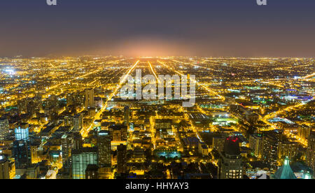 Luftaufnahme von Chicago downtown in der Nacht Stockfoto