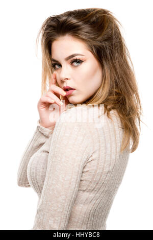 Portrait of Young Woman Blick in die Kamera, Studio Shot auf weißem Hintergrund Stockfoto