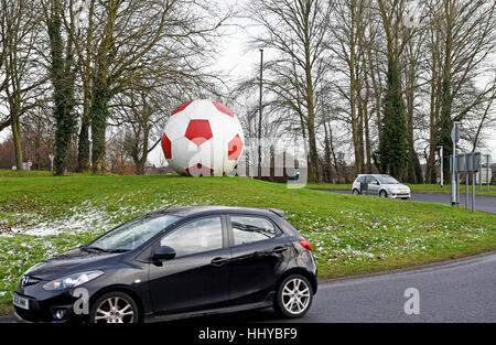 Riesige riesiger Fußball am Kreisverkehr in Crawley Football Club in Sussex UK Stockfoto