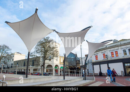 Ecke des Inhabers und Montague Street shopping Fußgängerzone Worthing West Sussex UK Stockfoto