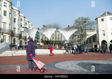 Ecke des Inhabers und Montague Street shopping Fußgängerzone Worthing West Sussex UK Stockfoto