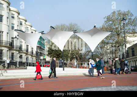 Ecke des Inhabers und Montague Street shopping Fußgängerzone Worthing West Sussex UK Stockfoto