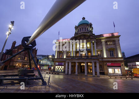 Das Rathaus und das Rotorblatt-Artwork für Hull City Kultur 2017 installiert Stockfoto