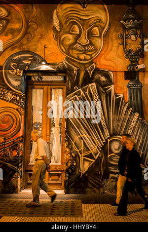 Tango-Wandbild gemalt auf der Seite des Gebäudes mit dem großen Maestro Astor Piazzolla, Stadt Buenos Aires. Stockfoto