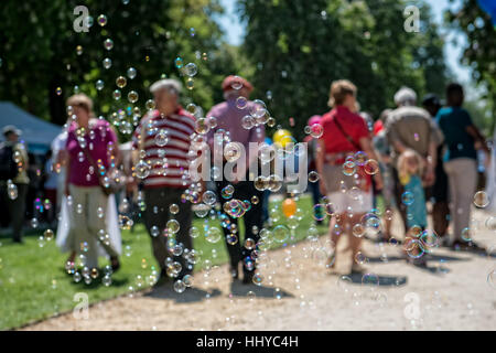 Passanten in Brüssel Park am 8. Mai 2016 in Brüssel, Belgien Stockfoto