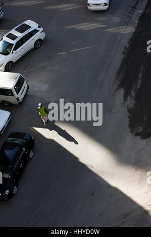 Blick von oben auf der Karte und eine Person mit einen langen Schatten auf der Straße der Hauptstadt Addis Abeba, Äthiopien Stockfoto