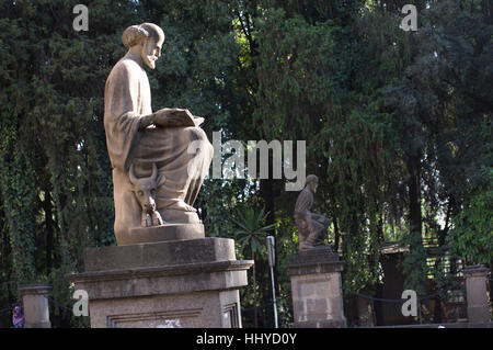 Statue vor äthiopische orthodoxe Tewahido Dreifaltigkeitskirche in Addis Ababa, Äthiopien Stockfoto