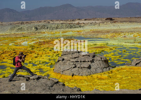 Fotograf Aufnahmen die wilden Felsformationen in die jenseitige Landschaft von Dalol, Äthiopien in der Wüste Danakil-Senke Stockfoto