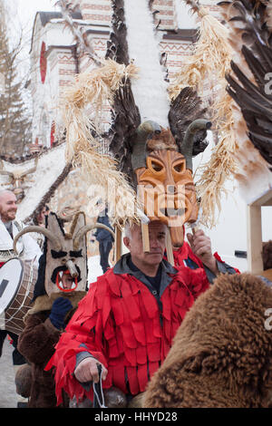 Bresnik, Bulgarien - 21. Januar 2017: Traditionellen Kukeri Kostüm gesehen, auf dem Festival der Maskerade Spiele Surova in Bresnik, Bulgarien. Surova Stockfoto