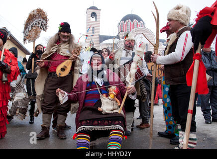 Bresnik, Bulgarien - 21. Januar 2017: Traditionellen Kukeri Kostüm gesehen, auf dem Festival der Maskerade Spiele Surova in Bresnik, Bulgarien. Surova Stockfoto